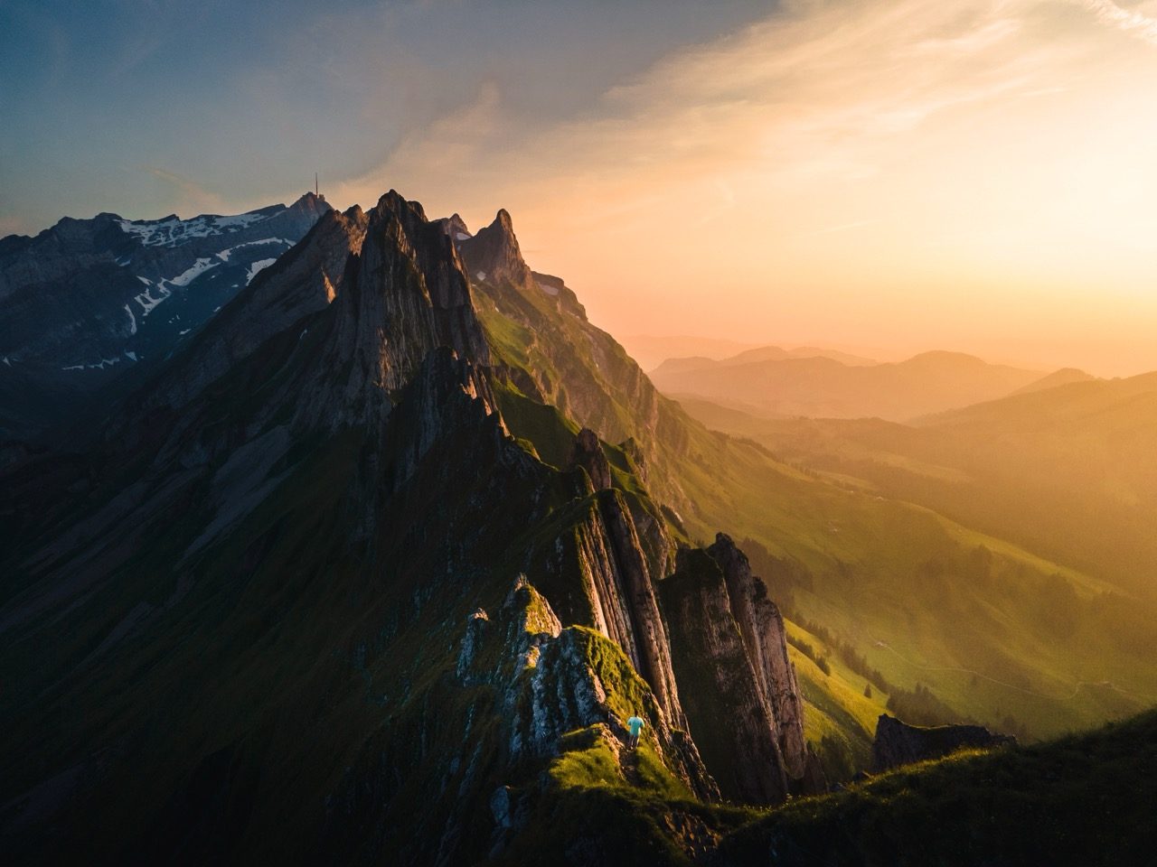Sonnenlicht über einem Felsgrat – Sonne und Fels